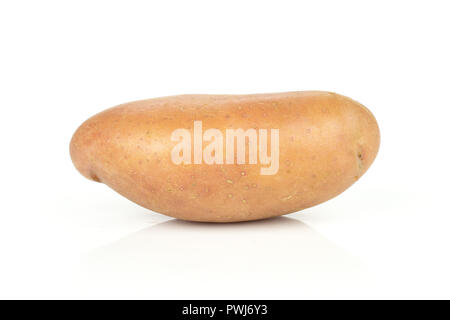 Un ensemble de pommes de terre rouges frais allongé variété francelina isolé sur fond blanc Banque D'Images
