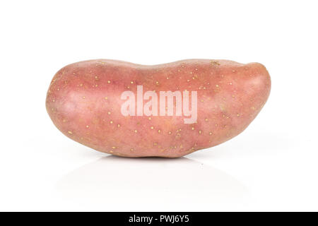 Toute une variété de pommes de terre rouges frais francelina isolé sur fond blanc Banque D'Images