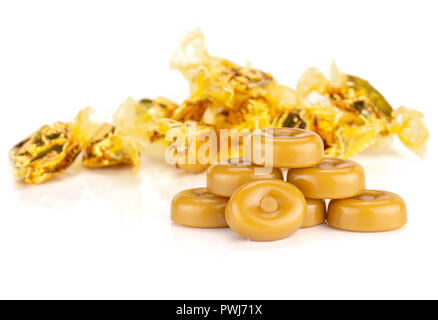 Groupe des sept crème caramel caramel bonbon toute variété de jaune gliser couverts bonbons isolé sur fond blanc Banque D'Images