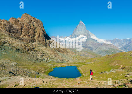 Randonneur promenades vers le lac Riffelsee avec en arrière-plan le Mont Cervin, Zermatt, Valais, Suisse Banque D'Images