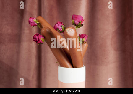 Vase bicolore avec saucisses intérieur au lieu de fleurs à l'intérieur sur les cubes de couleur dans l'équilibre. Un minimum de vie encore la photographie en couleurs Banque D'Images