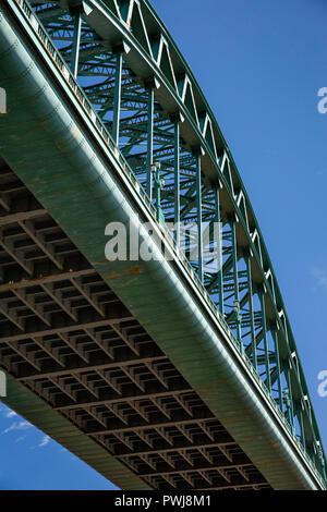 Royaume-uni, Angleterre, Tyneside, Newcastle upon Tyne, Tyne Bridge à partir de la Rive Tyne Quayside Banque D'Images