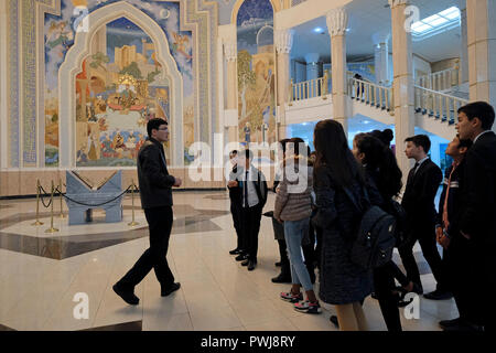 Les écoliers ouzbek Amir Timur visite musée dédié à la guerre mongol Tamerlan (Amir Timur) à Tachkent, capitale de l'Ouzbékistan Banque D'Images