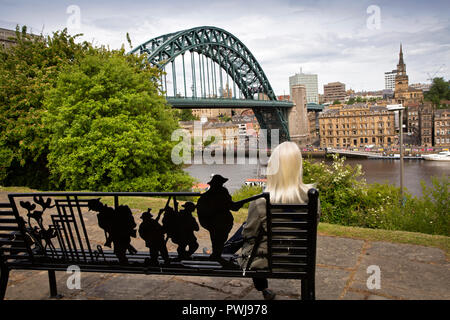 Royaume-uni, Angleterre, Tyneside, Gateshead, quai, Pont Tyne du War Memorial banc ci-dessous Heritage Centre Banque D'Images