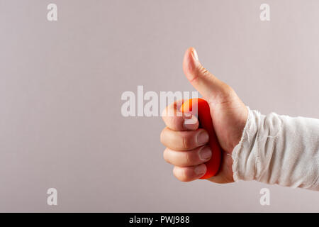 Blessé part faire des exercices de rééducation en comprimant une bague O part trainer Banque D'Images