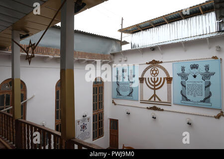 Cour intérieure de l'ancienne synagogue juive de Boukhara qui date de la 16e siècle dans la ville de Boukhara Boukhara connu comme au 19ème et au début du xxe siècle en Ouzbékistan. L'émigration vers Israël et l'Occident a laissé une diminution rapide de la communauté juive de Boukhara, et seulement environ 500 Juifs de rester en ville Banque D'Images