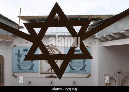 L'Étoile de David de décoration de la cour intérieure de l'ancienne synagogue juive de Boukhara qui date de la 16e siècle dans la ville de Boukhara Boukhara connu comme au 19ème et au début du xxe siècle en Ouzbékistan. L'émigration vers Israël et l'Occident a laissé une diminution rapide de la communauté juive de Boukhara, et seulement environ 500 Juifs de rester en ville Banque D'Images