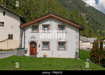 Ramosch est une commune française, située dans la province de l'Inn, dans le canton suisse des Grisons. Le 1er janvier 2013 les municipalités de Ramosch et Tschlin Banque D'Images