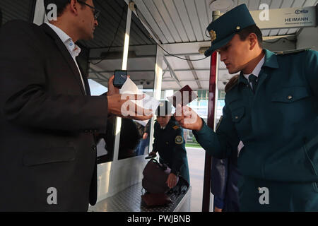 Un passager est contrôlé au poste de contrôle de sécurité avant d'entrer à l'aéroport international de Tachkent Yuzhny dans la capitale de Tachkent en Ouzbékistan Banque D'Images