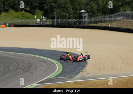 Circuit du Mugello, Italie 19 Juillet 2016 : Mick Schumacher de Prema Powerteam fr e Juan Manuel Correa ont un incident de course de Formule 4 au circuit du Mugello Banque D'Images