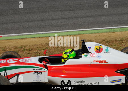 Circuit du Mugello, Italie 19 Juillet 2016 : Mick Schumacher de Prema Powerteam fr e Juan Manuel Correa ont un incident de course de Formule 4 au circuit du Mugello Banque D'Images