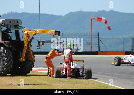 Circuit du Mugello, Italie 19 Juillet 2016 : Mick Schumacher de Prema Powerteam fr e Juan Manuel Correa ont un incident de course de Formule 4 au circuit du Mugello Banque D'Images