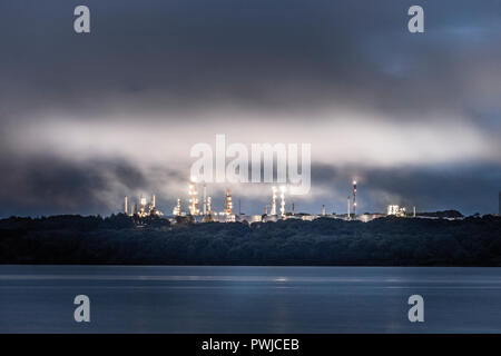 Whitegate, Cork, Irlande. 06Th Septembre, 2017. La silhouette des tours de distillation par le rising dawn la lumière à l'huile seulement Irelands Raffinerie à Whitegate, C Banque D'Images