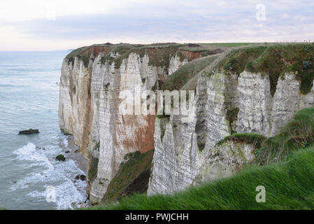 Un matin froid et venteux sur les falaises en Normandie, France, célèbres rochers et falaises Banque D'Images