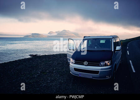 Un VW California T5 camper van voyager la route côtière de l'Islande du sud-est de l'Islande.. Banque D'Images