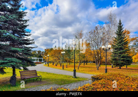 Petit coin d'automne parc de la ville avec multi-couleur feuillage des arbres et arbustes. Magnifique nature paysage à sunny octobre météo avec ciel bleu Banque D'Images