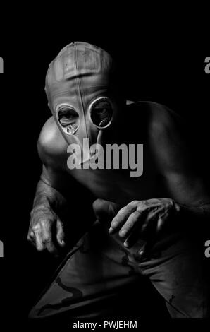 Masque à gaz en zombie homme en noir et blanc. Banque D'Images