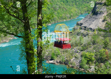 NIAGARA FALLS, ONTARIO, CANADA - 21 MAI 2018 : Whirlpool Aero car transportant des passagers à travers le Niagara Whirlpool Banque D'Images