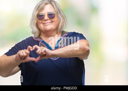 L'âge moyen senior woman wearing sunglasses sur fond isolé Banque D'Images