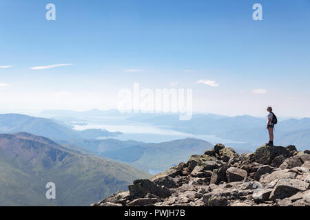 Lone walker à admirer la vue, près du sommet du Ben Nevis, Ecosse, Royaume-Uni Banque D'Images