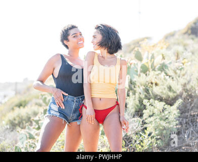 Les soeurs s'amusant sur plage ensemble Banque D'Images