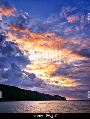 Le soleil monte sur la plage de Sellin. Dans l'arrière-plan est la célèbre falaise de la mer Baltique à Sellin. Sellin est situé sur l'île Rügen en t Banque D'Images