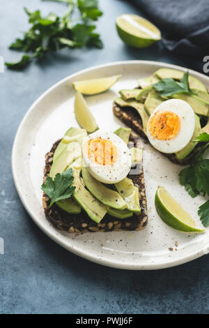 Toast à l'avocat et l'oeuf. Toast de seigle à grains entiers. Un petit-déjeuner sain, le déjeuner ou une collation Banque D'Images