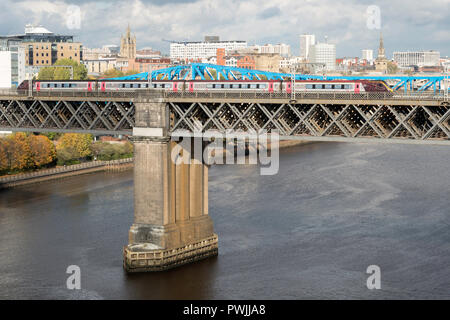 Ski express passenger train traversant le pont King Edward sur la rivière Tyne, Newcastle upon Tyne, England, UK Banque D'Images