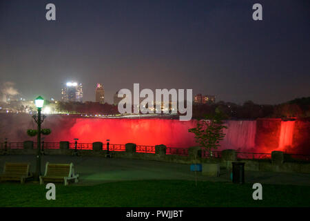 NIAGARA FALLS, ONTARIO, CANADA - 21 MAI 2018 : Niagara Falls éclaire la chute pendant la nuit sur le côté canadien et américain Banque D'Images
