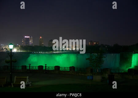 NIAGARA FALLS, ONTARIO, CANADA - 21 MAI 2018 : Niagara Falls éclaire la chute pendant la nuit sur le côté canadien et américain Banque D'Images