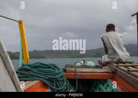 Un homme donne de la voile sur le chemin de Caramoan Island Banque D'Images