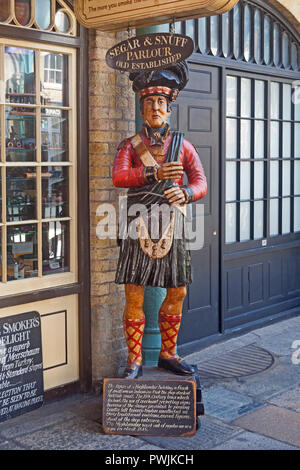 Un Highlander qui gardaient la statue traditionnelle Segar & Salon de tabac à priser, une vieille-établi de tabac en Covent Garden Market du bâtiment. Banque D'Images