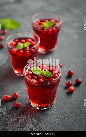 Cocktail aux canneberges et de menthe sur fond de béton foncé Banque D'Images