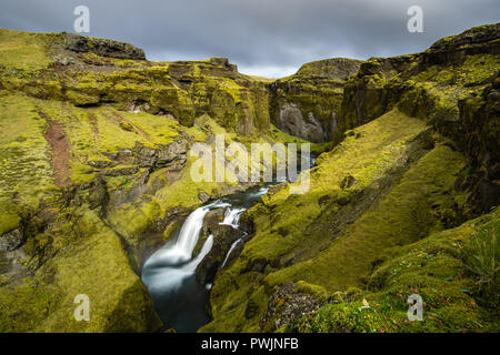 Un beatuiefull le long de la cascade sans nom Skogar- Islande Banque D'Images