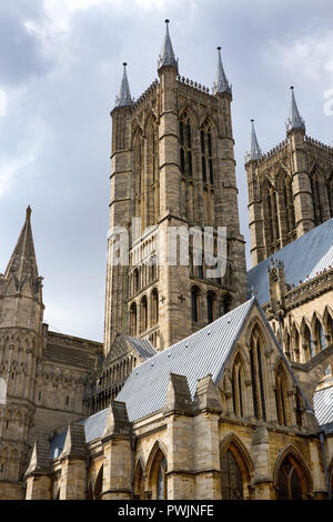 Les tours de l'ouest de la cathédrale de Lincoln, Ville de Lincoln, Angleterre, Royaume-Uni Banque D'Images