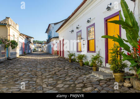 Rues et maisons coloniales, dans le centre historique de Paraty, Brésil, Amérique du Sud Banque D'Images