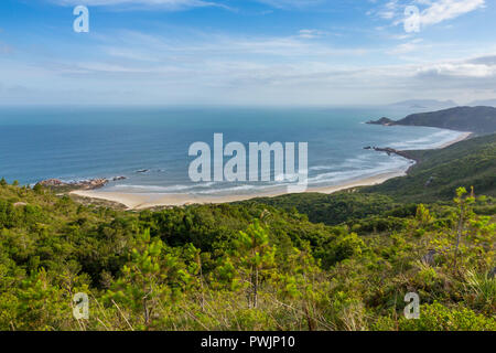 Vue depuis un belvédère sur Galhetas Beach et Mole Beach, Florianópolis, Santa Catarina, Brésil, Amérique du Sud Banque D'Images