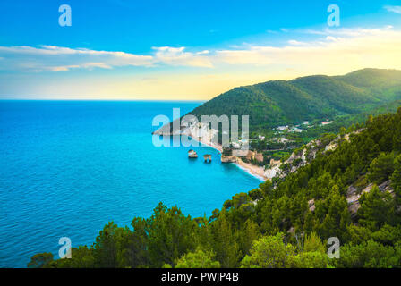 Mattinata Faraglioni cheminées et plage côte d'Mergoli, Vieste Gargano, Pouilles, Italie. L'Europe Banque D'Images