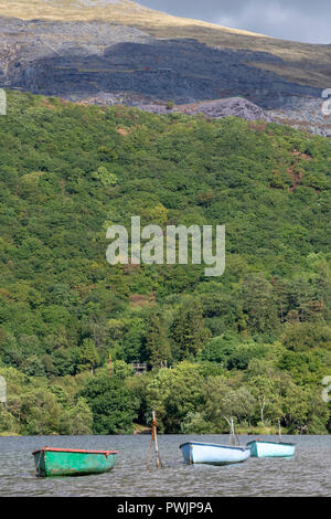 Barques amarrées sur Llynpadarn, lac Llanberis Banque D'Images