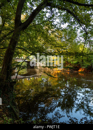 Ancien pont de chaînes sur la rivière lambro à Monza, tourné en automne Banque D'Images