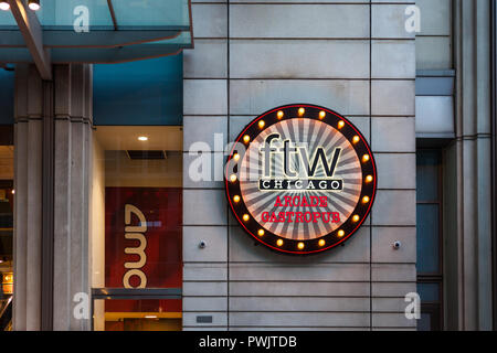 CHICAGO, ILLINOIS - 10 juillet 2018 - L'entrée à AMC River East 21 théâtres, sittuated sur 322 East Ohio Street en soirée Banque D'Images