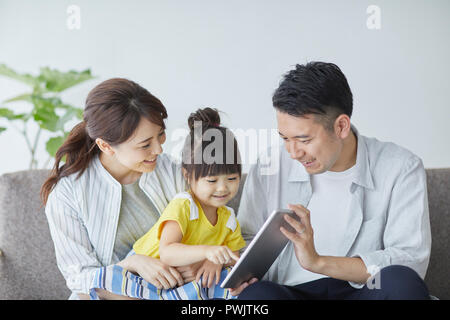 Famille japonaise sur le canapé Banque D'Images