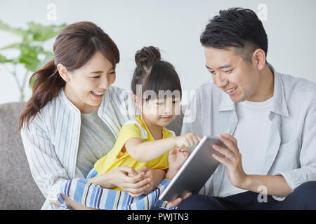 Famille japonaise sur le canapé Banque D'Images