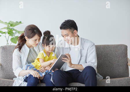 Famille japonaise sur le canapé Banque D'Images