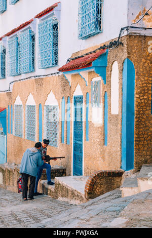 Man Strumming une Sintir aka Guembri, Chefchaouen, Maroc, 2018 Banque D'Images