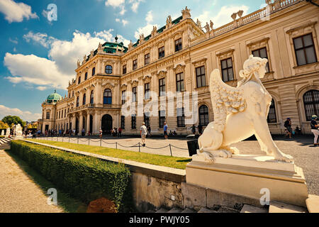 La statue devant le palais du Belvédère à Vienne, ville capitale de l'Autriche. Banque D'Images