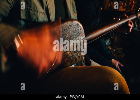 Man Strumming une Sintir aka Guembri, Chefchaouen, Maroc, 2018 Banque D'Images