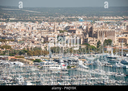 Une magnifique vue sur Palma, Majorque, Espagne. En regardant vers le port, de la cathédrale et de la vieille ville. Banque D'Images