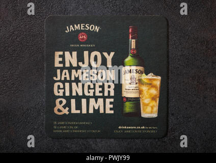 Londres, Royaume-Uni - 22 août 2018 : l'Irish Whiskey Jameson coaster mat papier sur fond noir. Banque D'Images