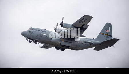 181013-Z-FC129-573 Charleston, W.Va. (Oct. 13, 2018) d'un C-130 Hercules de l'H3 130e Airlift Wing prend son envol au cours de l'aéroport Yeager 2018 Hommage à nos anciens combattants et les premiers intervenants Air Show lieu à Charleston, West Virginia, 13 octobre 2018. L'aéroport Yeager est nommé d'après l'United States Air Force à la retraite le général Charles "Chuck" Yeager qui a fait une apparition spéciale lors de l'événement commémorant le 71e anniversaire de son vol record de briser le mur du son en 1947. La Garde nationale de la Virginie de l'Ouest (photo de Bo Wriston) Banque D'Images